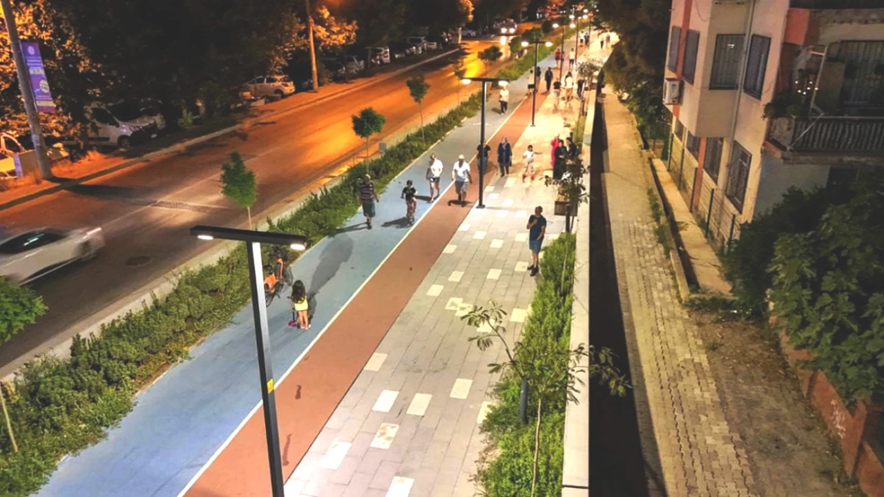 İzmir'in Yeni Cazibe Merkezi! Eski Demiryolu Hattı Şimdi Yaşam Hattı Oluyor